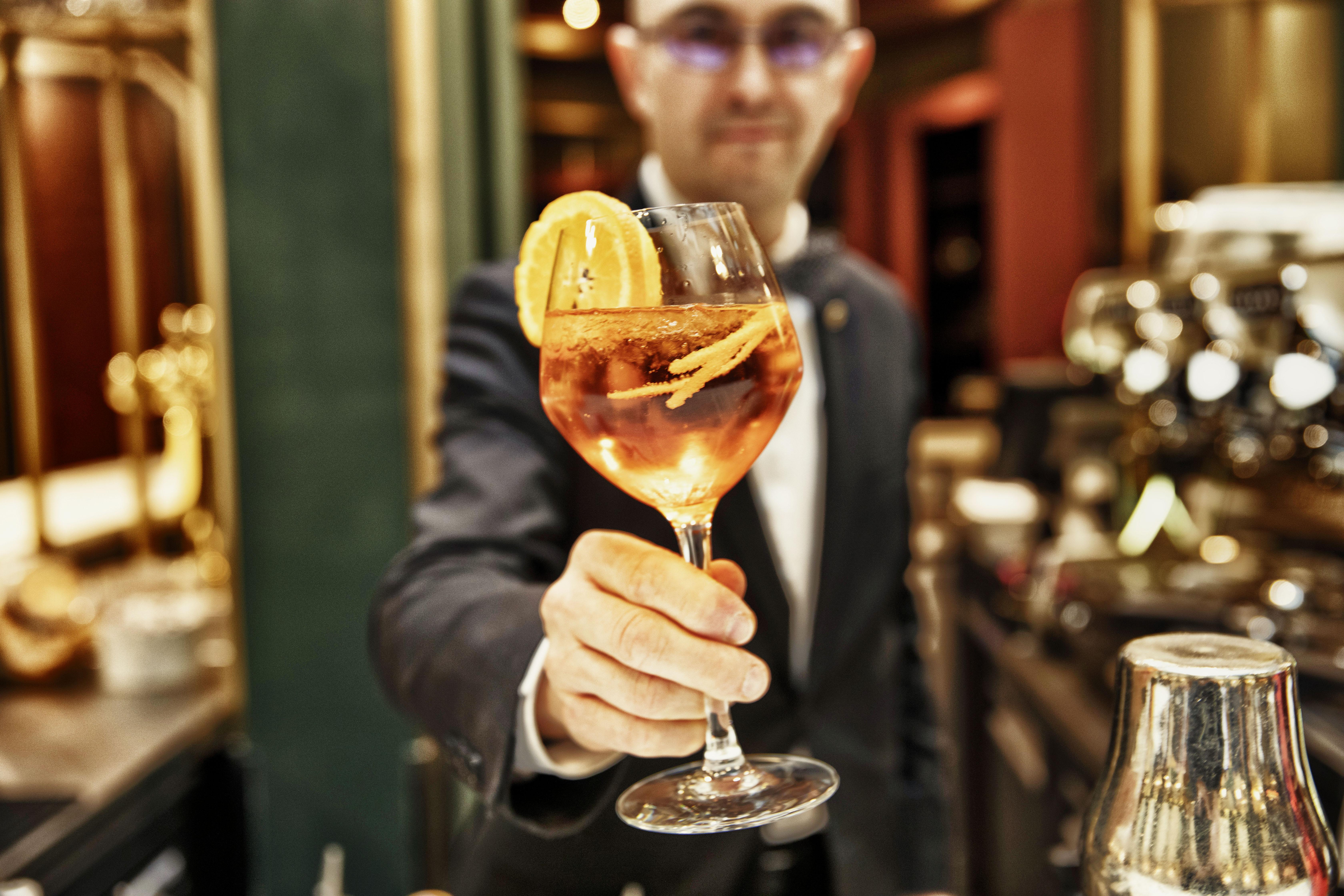 Nest Paris La Defense - Mgallery Puteaux Dış mekan fotoğraf A bartender serving a cocktail