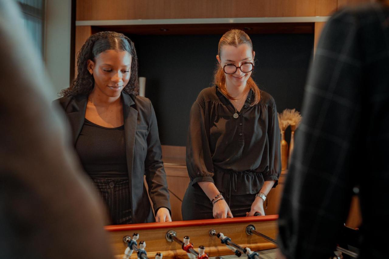 Nest Paris La Defense - Mgallery Puteaux Dış mekan fotoğraf Two women playing table football