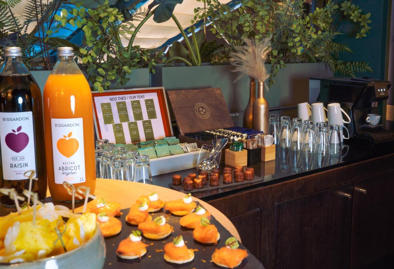 Nest Paris La Defense - Mgallery Puteaux Dış mekan fotoğraf A selection of fruit and juice at a buffet