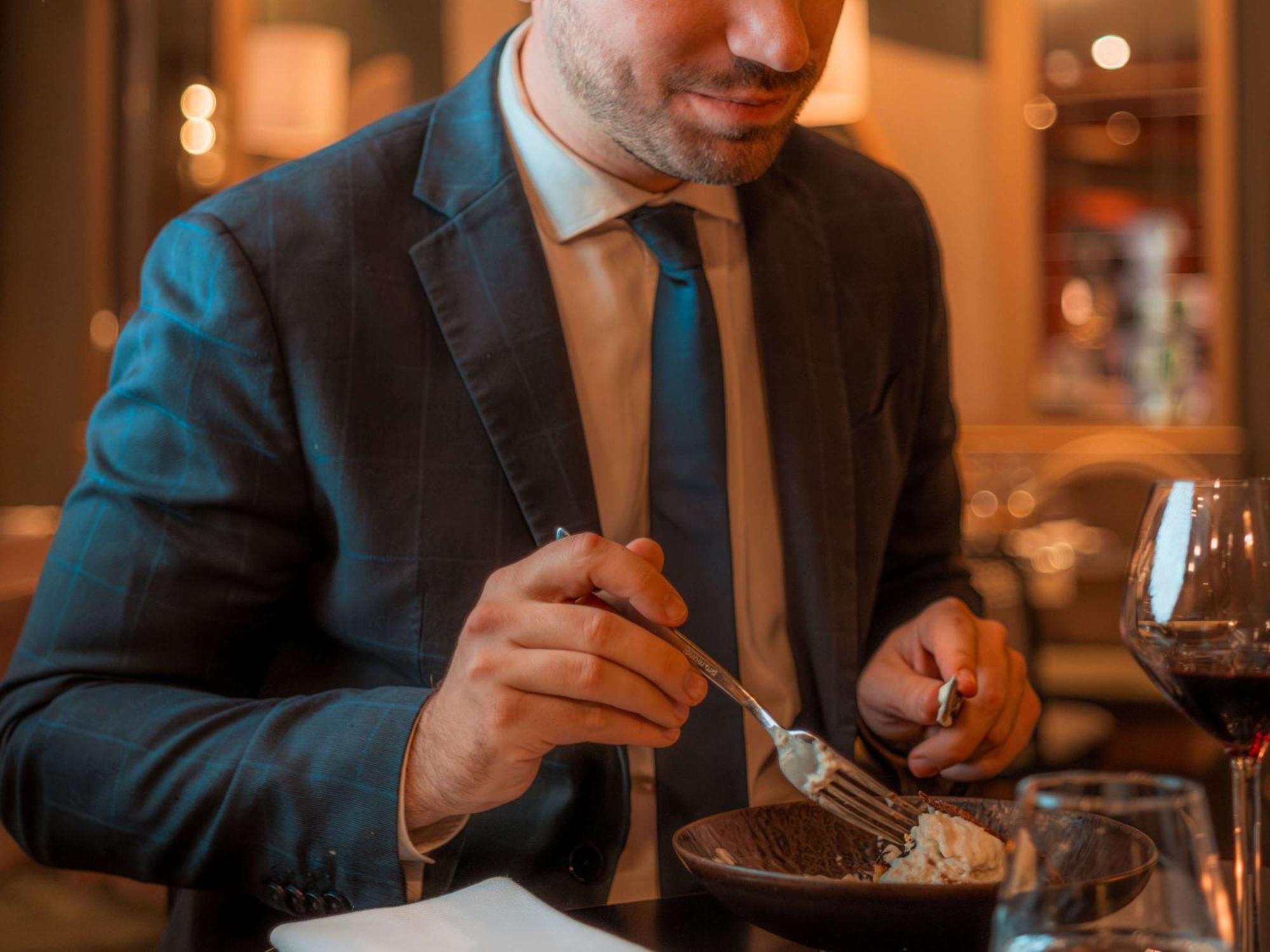 Nest Paris La Defense - Mgallery Puteaux Dış mekan fotoğraf A man eating a chocolate dessert