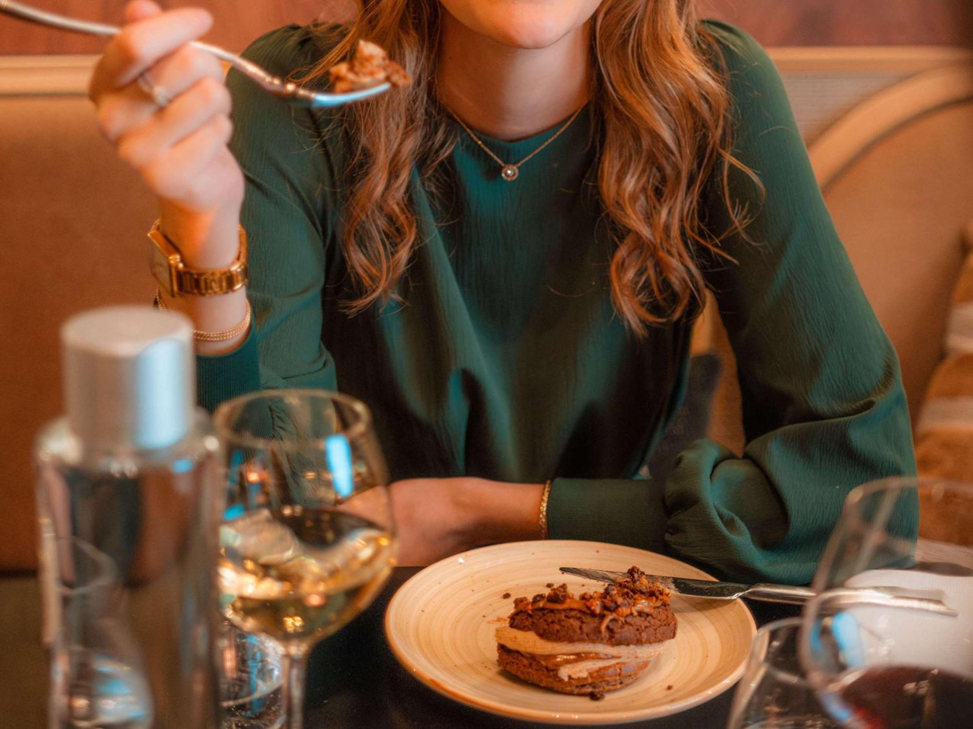 Nest Paris La Defense - Mgallery Puteaux Dış mekan fotoğraf A woman eating dessert