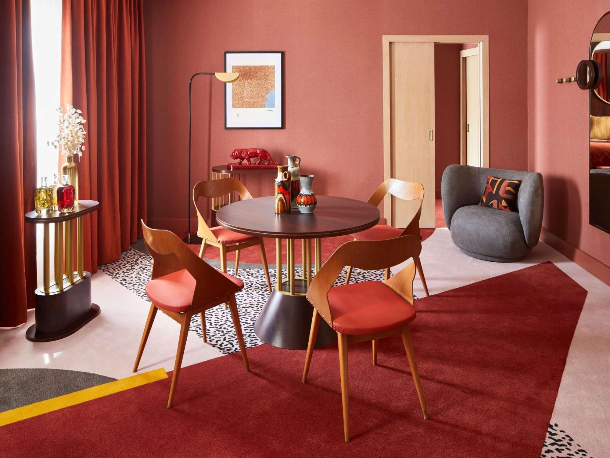 Nest Paris La Defense - Mgallery Puteaux Dış mekan fotoğraf A dining room with a red carpet