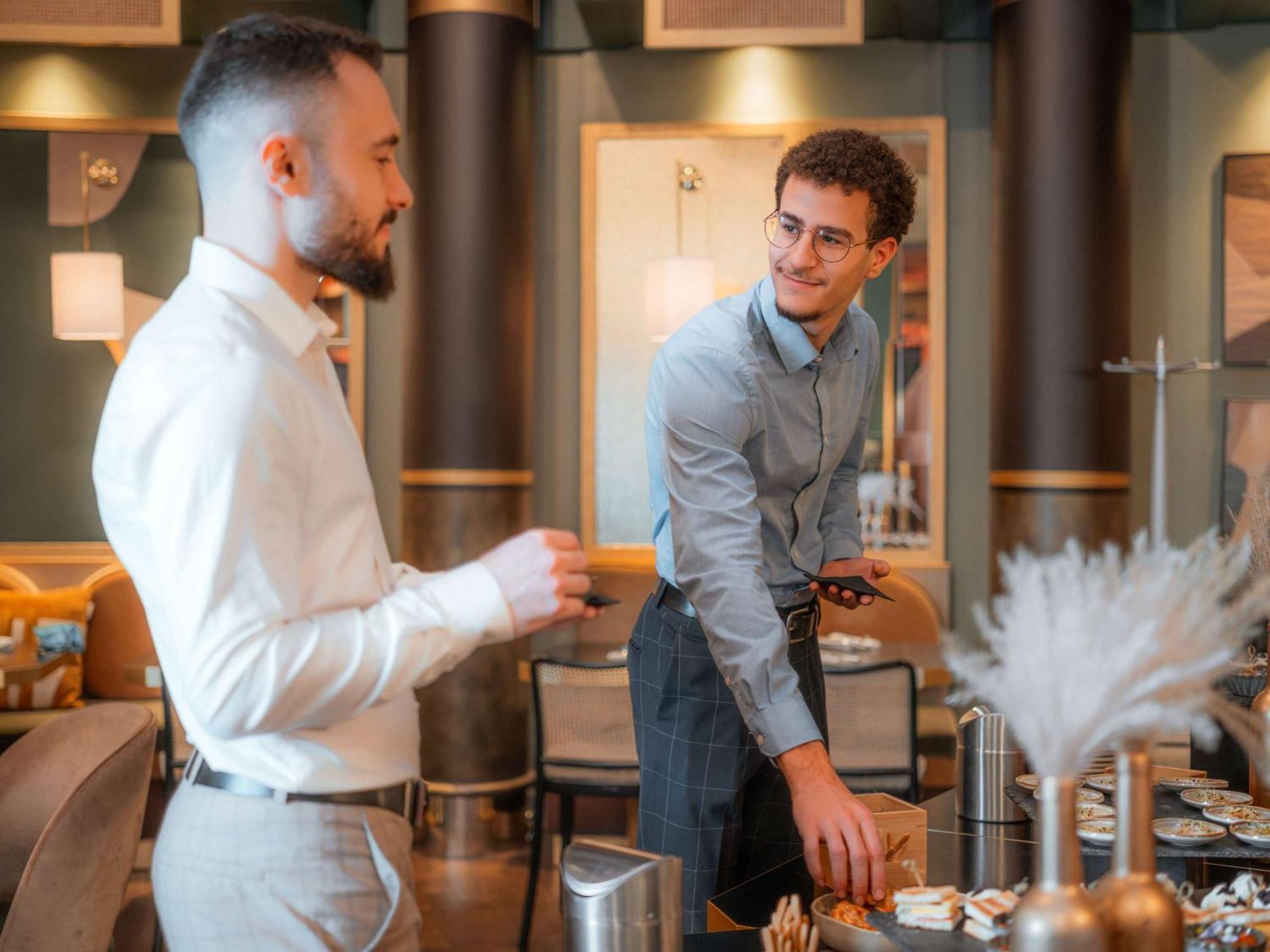 Nest Paris La Defense - Mgallery Puteaux Dış mekan fotoğraf A barista at work