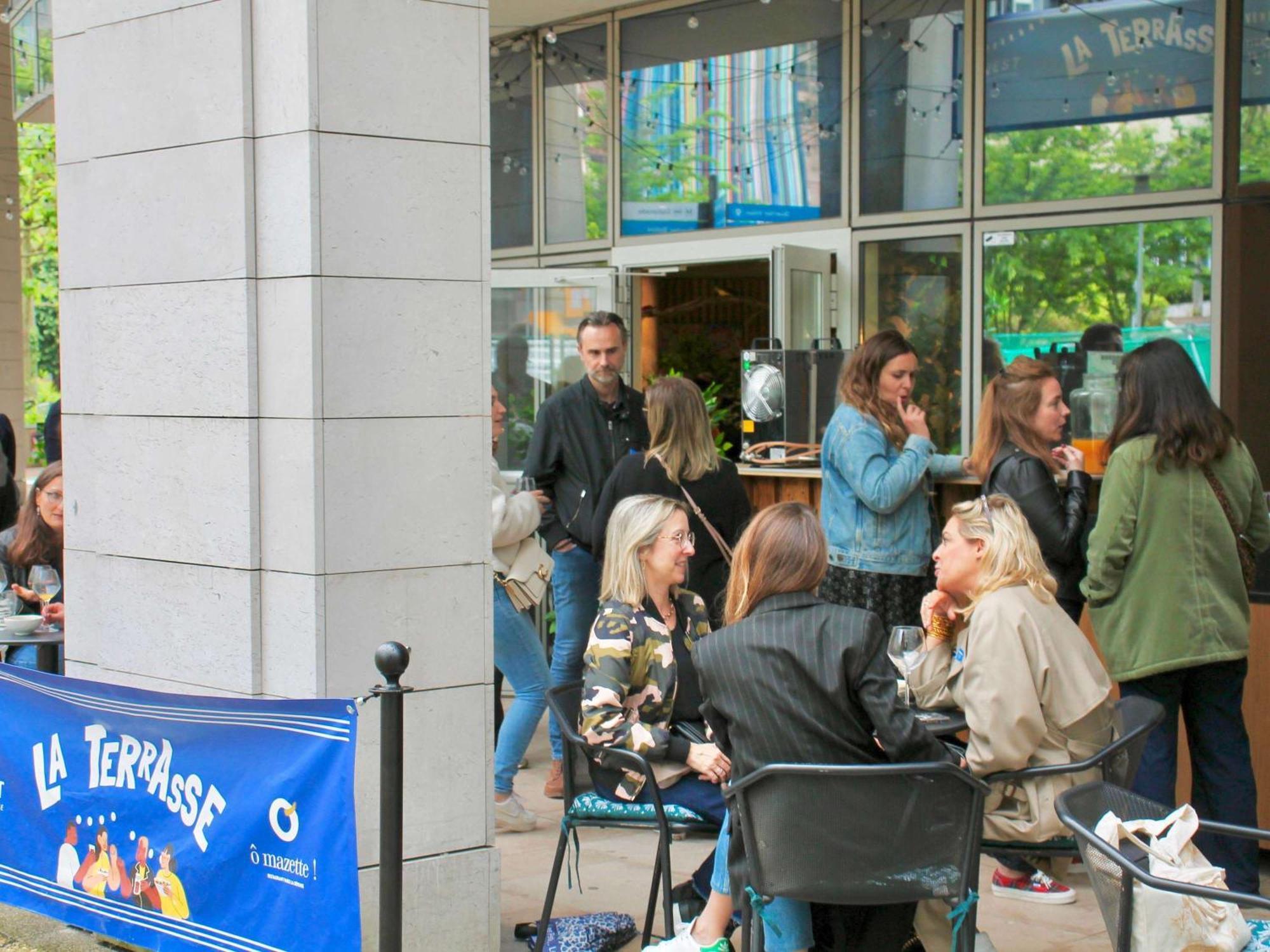 Nest Paris La Defense - Mgallery Puteaux Dış mekan fotoğraf A coffee shop in Amsterdam