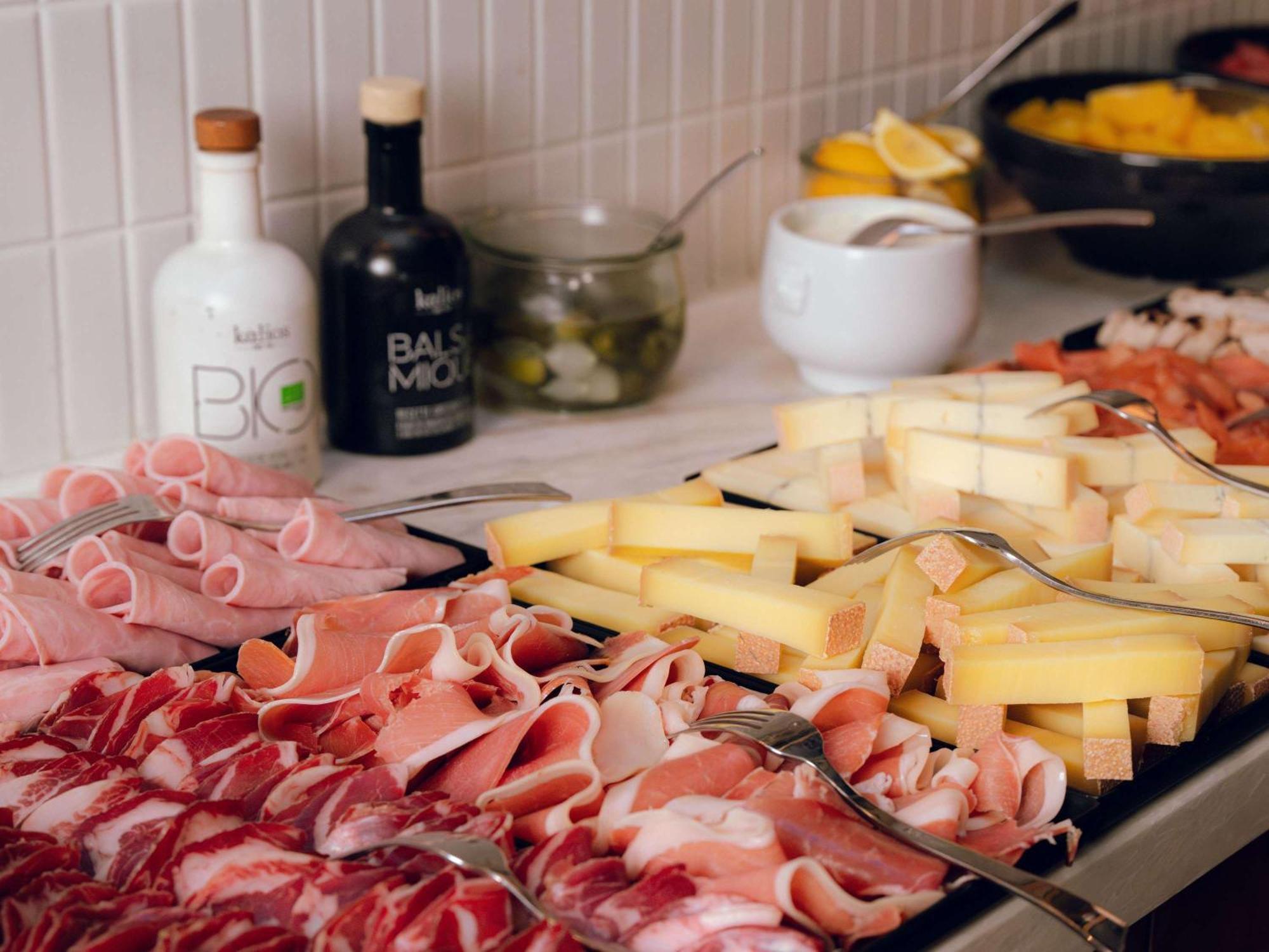 Nest Paris La Defense - Mgallery Puteaux Dış mekan fotoğraf A selection of cured meats and cheeses