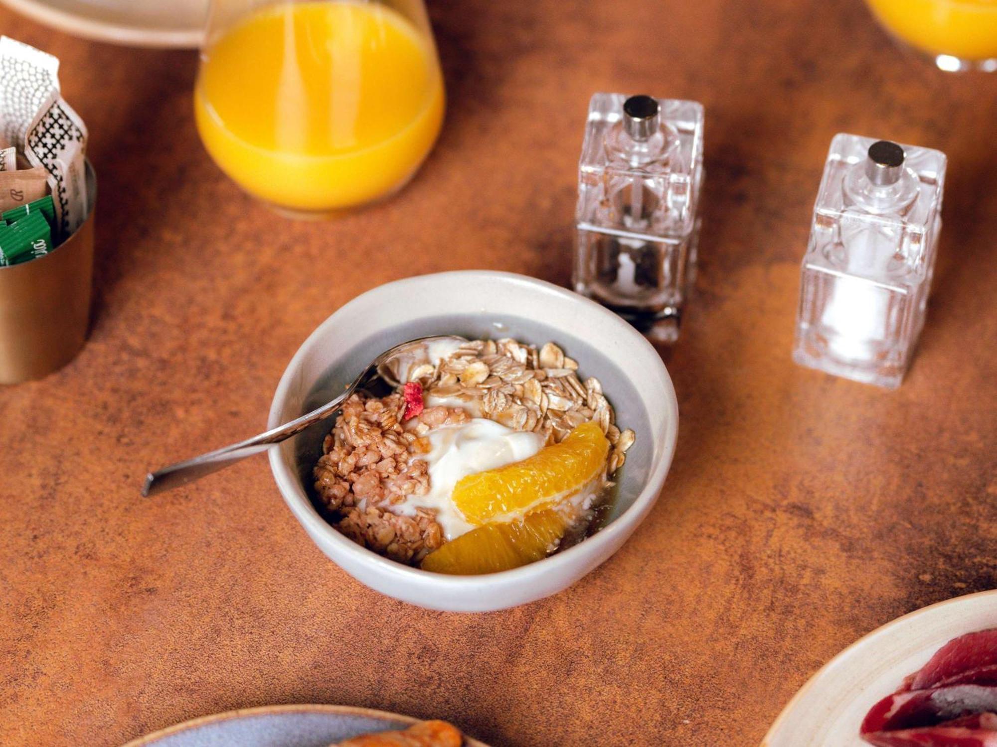 Nest Paris La Defense - Mgallery Puteaux Dış mekan fotoğraf A bowl of muesli with yoghurt and fruit